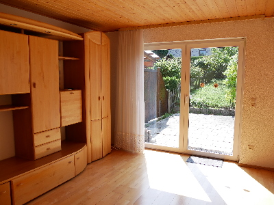 Wohnzimmer mit Gartenzugang- M